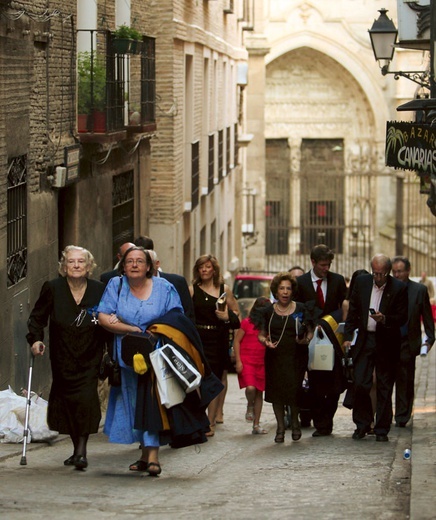 Już na tydzień przed Bożym Ciałem członkowie religijnych kongregacji omawiają w katedrze przebieg uroczystości. Potem opuszczają katedrę bramą zwaną Puerta de la Feria