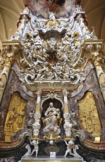 Ażurowa rzeźba barokowa zwana Transparente, której głównym tematem jest apoteoza Najświętszego Sakramentu. Ważną rolę w rzeźbie spełnia światło słoneczne, co widać na zdjęciu z lewej strony.