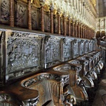Stalle w chórze przedstawiają zdobycie przez chrześcijan Granady w 1492 r., ostatniego miasta muzułmańskiego w Europie Zachodniej