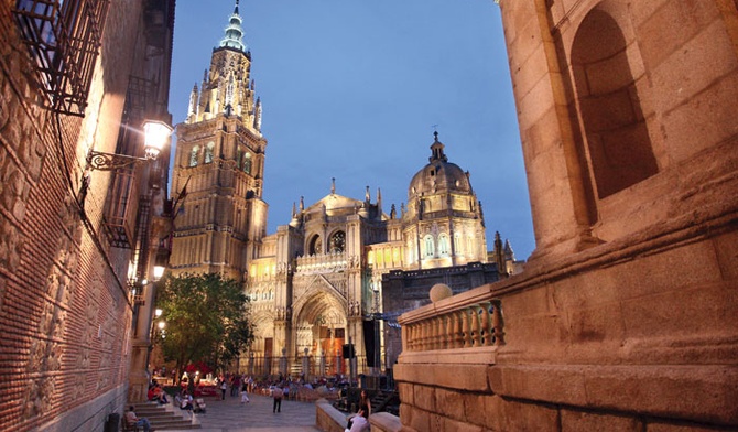 Katedra w Toledo jest wpleciona w zabytkową zabudowę miasta. Z lewej widać pałac prymasowski, z prawej ratusz