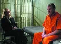 Laura Linney jako obrońca i Tim Wilkinson jako egzorcysta.