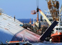 Z Costa Concordia usunięto skałę