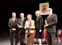 Od lewej: przewodniczący RM Marian Czochara, Jan Szulik, Anna Ulatowska-Tustańska,  prezydent miasta Małgorzata Mańka-Szulik, Józef Dzielicki