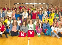  Młode piłkarki spotkały się w Szczyrku z reprezentacją Polski w piłce ręcznej mężczyzn