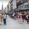 Polonez, napisany przez Wojciecha Kilara do filmu „Pan Tadeusz”, rozbrzmiewał  14 lipca  na ul. Mariackiej