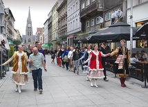 Polonez, napisany przez Wojciecha Kilara do filmu „Pan Tadeusz”, rozbrzmiewał  14 lipca  na ul. Mariackiej