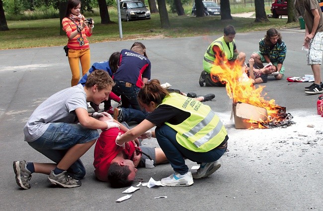 Zajęcia z pierwszej pomocy odbywały się chwilami w bardzo realistycznej scenerii 