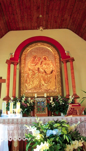  Ołtarz z wizerunkiem św. Anny Samotrzeć z kościoła w Siedlakowicach 