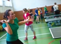 Tenis stołowy to domenach chłopców, ale za pingpongowym stołem dobrze radzą sobie także dziewczęta 