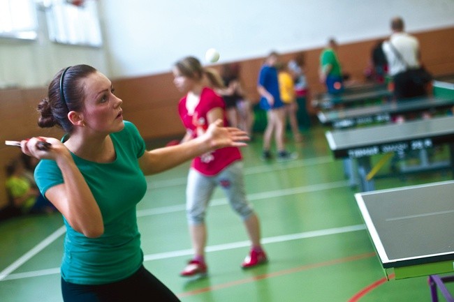 Tenis stołowy to domenach chłopców, ale za pingpongowym stołem dobrze radzą sobie także dziewczęta 