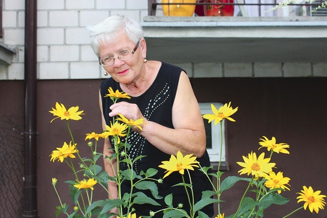 Krystyna Tarnowska w tym roku wygrała konkurs na najładniejszy ogródek przed budynkiem wielorodzinnym