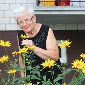 Krystyna Tarnowska w tym roku wygrała konkurs na najładniejszy ogródek przed budynkiem wielorodzinnym