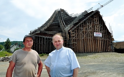 Na co dzień placu doglądają ks. Kazimierz i majster Antoni Klag