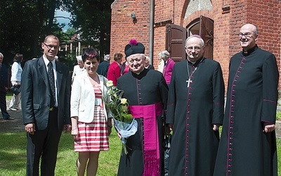 Na uroczystościach pojawili się dawni parafianie, obecny był też pierwszy powojenny proboszcz, ks. Władysław Boksa