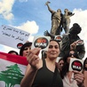 Konflikty  w sąsiedniej Syrii oraz innych krajach ogarniętych arabską rewolucją rodzą niepokoje także w Libanie. Wojna wisi tu na włosku. Na zdjęciu antywojenna demonstracja w Bejrucie  w maju br.