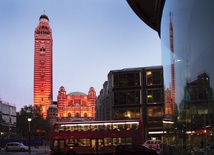 Schowana między budynkami katedra westminsterska wyrasta nagle w sercu Londynu,  przy Victoria Street
