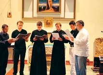 Koncert liturgicznego śpiewu ormiańskiego w kaplicy św. Sebastiana. Dyryguje Andrij Szkrabiuk (z prawej)