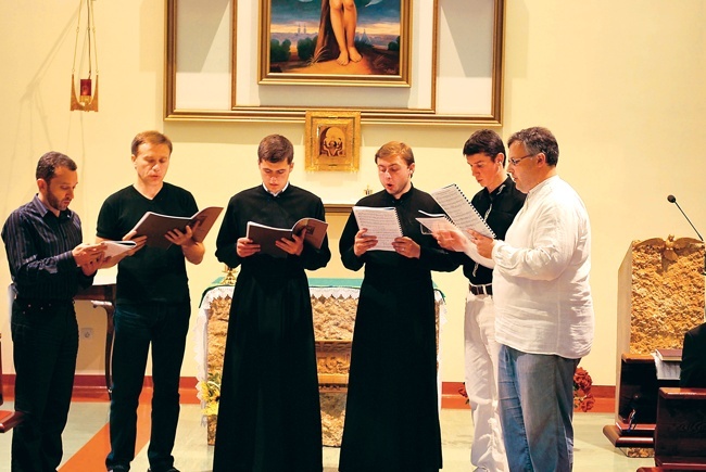 Koncert liturgicznego śpiewu ormiańskiego w kaplicy św. Sebastiana. Dyryguje Andrij Szkrabiuk (z prawej)