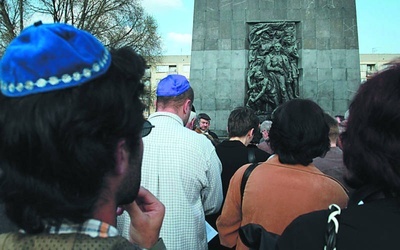 Na "Szlaku pomników getta warszawskiego"