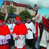 Od lewej: kard. Józef Glemp, kard. Joachim Meisner i kard. Franciszek Macharski