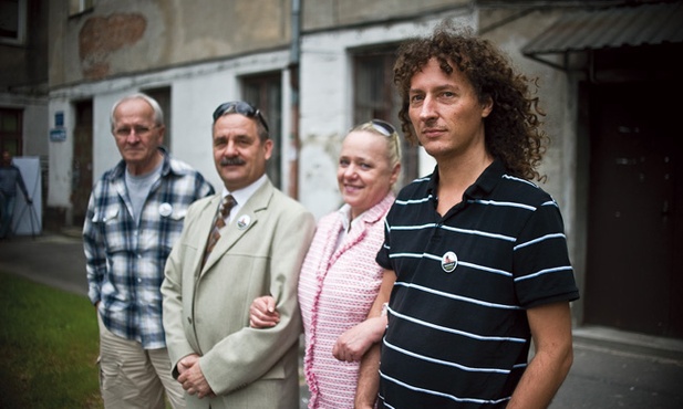  Wyrzucanym na bruk lokatorom warszawskich kamienic próbują pomagać  (od lewej): Kazimierz Dąbrowski, Marek  Jasiński,  Teresa  Jasińska  i Jakub Gawlikowski