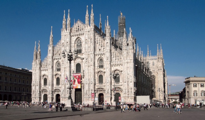 Katedra w Mediolanie jest jednym z największych kościołów na świecie. Ma 158,5 m długości i ponad 94 m szerokości. To modelowy przykład gotyku płomienistego. 