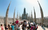  Na dach mediolańskiego Duomo prowadzi kilkaset stromych schodów. Stąd rozciąga się widok na Lombardię i Dolomity 