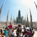  Na dach mediolańskiego Duomo prowadzi kilkaset stromych schodów. Stąd rozciąga się widok na Lombardię i Dolomity 