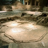 W baptysterium, w podziemiach Duomo, św. Ambroży ochrzcił św. Augustyna. Basen chrzcielny ma 5,5 m szerokości i 80 cm głębokości. Napełniano go wodą dzięki specjalnemu systemowi hydraulicznemu