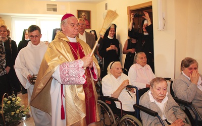  Nową kaplicę dla sióstr i mieszkanek domu opieki poświęcił bp Tadeusz Rakoczy