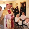  Nową kaplicę dla sióstr i mieszkanek domu opieki poświęcił bp Tadeusz Rakoczy