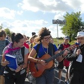 Pielgrzymkę najpierw słychać, a dopiero potem widać, bo śpiewa każdy, jeden lepiej, a drugi...