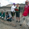 O tym, jak archeologia traktuje pochówki i jak się je dokumentuje, mówił uczestnikom letniej szkoły kierownik badań Maciej Trzeciecki z Instytutu Archeologii i Etnologii PAN (z prawej). Kucają Ada i Mateusz