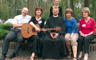 Rekolekcje prowadził o. Paweł Drobot z ekipą ewangelizacyjną, paniami Małgorzatą (z gitarą)  i Urszulą (pierwsza z prawej). Z lewej ks. Sławomir Płusa. Stoi Agnieszka Barzycka, niżej Edyta Wójtowicz