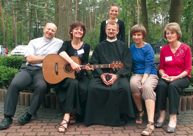 Rekolekcje prowadził o. Paweł Drobot z ekipą ewangelizacyjną, paniami Małgorzatą (z gitarą)  i Urszulą (pierwsza z prawej). Z lewej ks. Sławomir Płusa. Stoi Agnieszka Barzycka, niżej Edyta Wójtowicz