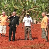 Tu na razie  jest puste pole,  tak zapewne ks. Mirosław Bujak (z prawej) mówi bp. Janowi Ozdze, ordynariuszowi diecezji Doumé Abong-Mbang 