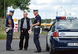  Mieszane patrole policjantów i księży zdobyły już w Polsce niemałą popularność, choć korzyści płynące z tych akcji są od lat podawane w wątpliwość 