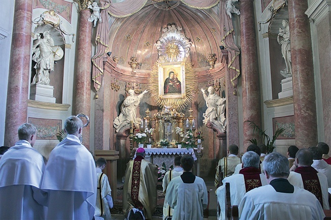 Obraz Matki Bożej Pokornej znajduje się w bocznej kaplicy bazyliki