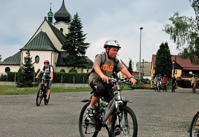  Obozy diecezjalne w Nędzy odbywają się od 1999 roku.  Rok później po raz pierwszy ministranci przyjechali tu z rowerami. Także w te wakacje do miejscowości zawitał rekolekcyjny peleton 