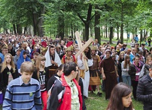  Podczas Drogi Krzyżowej na annogórskiej kalwarii grupa z Wambierzyc przedstawiła sceny z Pasji
