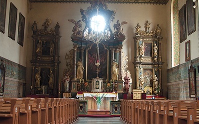 Ołtarze boczne poświęcone są Matce Bożej (po prawej) oraz św. Józefowi 