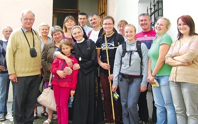 Pożegnanie przed domem prowincjalnym we Wrocławiu. Na zdjęciu: s. Assumpta Capar, za nią Halina i Jacek Stroynowscy, po jej lewej stronie: Anna Dziurun i Marlena Jędrzejek