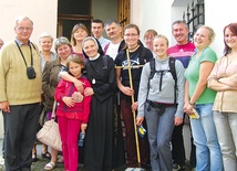 Pożegnanie przed domem prowincjalnym we Wrocławiu. Na zdjęciu: s. Assumpta Capar, za nią Halina i Jacek Stroynowscy, po jej lewej stronie: Anna Dziurun i Marlena Jędrzejek