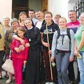 Pożegnanie przed domem prowincjalnym we Wrocławiu. Na zdjęciu: s. Assumpta Capar, za nią Halina i Jacek Stroynowscy, po jej lewej stronie: Anna Dziurun i Marlena Jędrzejek