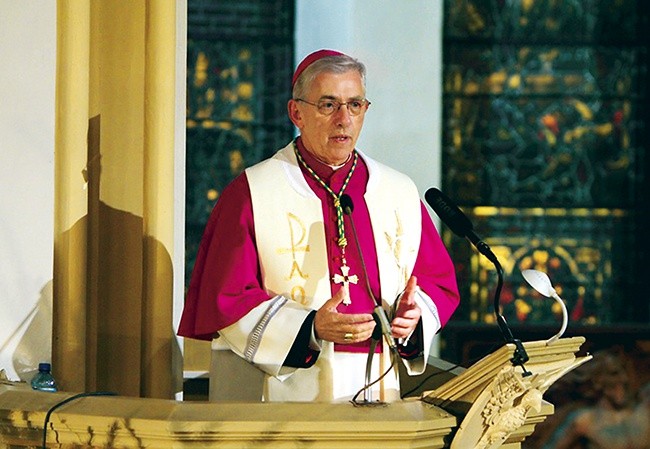  – Bycie jedynie deklaratywnym katolikiem jest życiem w sprzeczności. Nie ma drogi pośredniej, nie ma „wierzącego niepraktykującego” – stwierdził abp Skworc 