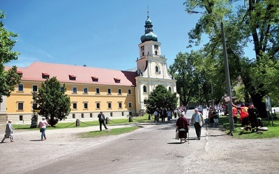  Odrestaurowany kompleks klasztorny z pięknym parkiem przyciąga wiernych z całego Śląska