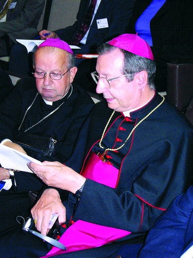 Arcybiskupi S. Dziwisz i G. Lajolo 
