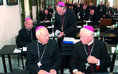 Abp Tadeusz Gocłowski (z lewej), abp Damian Zimoń (obok), abp Stanisław Dziwisz i bp Zygmunt Zimowski (na drugim planie)