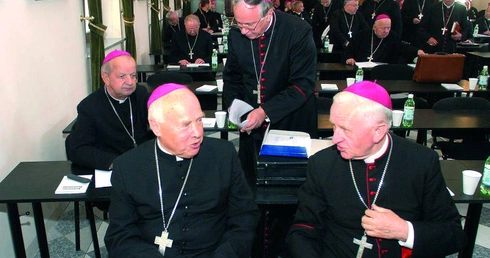 Abp Tadeusz Gocłowski (z lewej), abp Damian Zimoń (obok), abp Stanisław Dziwisz i bp Zygmunt Zimowski (na drugim planie)