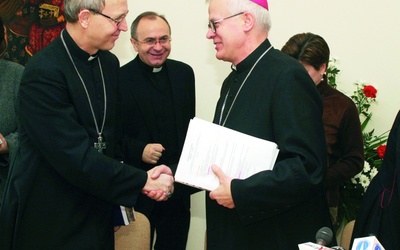 Bp Piotr Libera (z lewej) i abp Józef Michalik 
